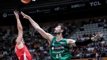 Dani García y Ante Tomic durante el partido correspondiente a la fase regular de la Liga Endesa entre el Joventut de Badalona y el UCAM Murcia.