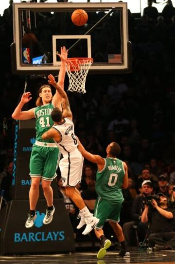 Kelly Olynyk tapona a Deron Williams.