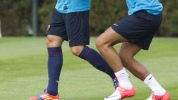 El asturiano y el chileno bromean durante un entrenamiento.