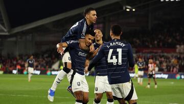 Los jugadores del Aston Villa celebran el gol de Watkins.