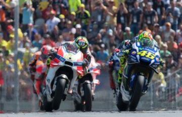 Andrea Iannone y Valentino Rossi.