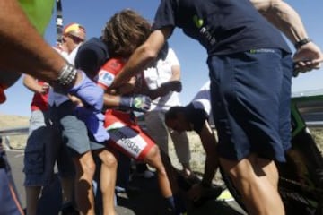 El colombiano Nairo Quintana (Movistar),tras caerse durante la contrarreloj de la décima etapa de la Vuelta a España disputada hoy entre el Real Monasterio de Santa María de Veruela y Borja, de 36,7 kilómetros. 