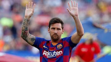 FILE PHOTO: Soccer Football - Joan Gamper Trophy - Barcelona v Arsenal - Camp Nou, Barcelona, Spain - August 4, 2019   Barcelona&#039;s Lionel Messi waves to fans before the match   REUTERS/Albert Gea/File Photo