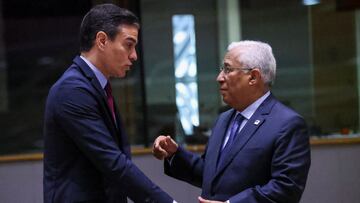 Spain&#039;s Prime Minister Pedro Sanchez speaks with Portugal&#039;s Prime Minister Antonio Costa during European Union leaders&#039; summit, amid Russia&#039;s invasion of Ukraine, in Brussels, Belgium, March 25, 2022. REUTERS/Johanna Geron