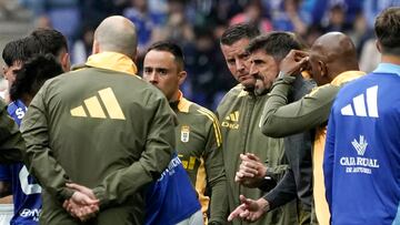 OVIEDO, 01/06/2025.- El técnico serbio del Oviedo, Veljko Paunovic (3d), durante el encuentro correspondiente a la última jornada de la Liga Hypermotion que disputan hoy domingo Real Oviedo y Cádiz en el estadio Carlos Tartiere de la capital asturiana. EFE/Paco Paredes.