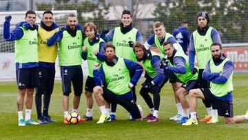 El equipo que ayer ganó el partidillo de entrenamiento se fotografió al final de la sesión. En ella participaron Carvajal, Marcelo, James, Pepe y Modric, que están disponibles por fin para Zidane y pueden entrar en la lista de hoy.