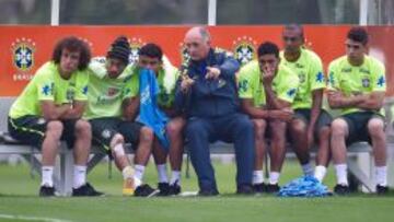 El seleccionador Scolari habla con los jugadores.