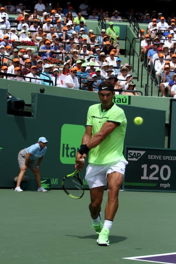 Una nueva final entre dos de las raquetas más fascinantes de todos los tiempos. Hoy ganó Federer bajo un sol de justicia en Miami. Nadal tuvo sus oportunidades de romper el servicio del suizo pero no lo consiguió. A pesar de eso, dejó una muy buena impresión. Veremos lo que pasa cuando llegue el momento de jugar en tierra batida. Aquí el resumen del partido en fotos.