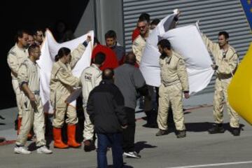 El piloto español de McLaren, Fernando Alonso, evacuado en helicóptero tras un accidente durante la cuarta tanda de entrenamientos de pretemporada del Mundial de Fórmula Uno, que se realiza en el Circuito de Cataluña.