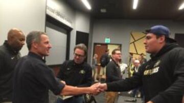 Lance Armstrong saluda a un asistente a la conferencia que dio en la Universidad de Colorado.