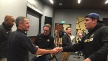 Lance Armstrong saluda a un asistente a la conferencia que dio en la Universidad de Colorado.