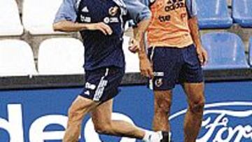 <B>DUDAS.</B> Camacho duda si mantener a Hierro y a Nadal en el once.