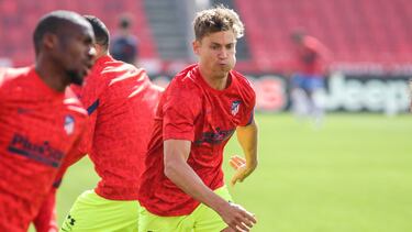 Marcos Llorente, calentando para el Granada-Atlético.