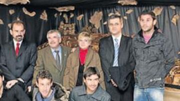 <b>EN EL HOSPITAL. </b>Los representantes del club azulón y el alcalde de la ciudad, ayer en su visita al Hospital de Getafe.