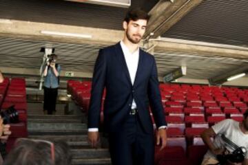 André Gomes, nuevo jugador del FC Barcelona en su presentación en el Camp Nou con Bartomeu.