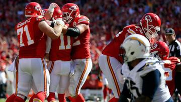 KANSAS CITY, MO - SEPTEMBER 11: Quarterback Alex Smith #11 of the Kansas City Chiefs is congratulated by teammates after scoring a touchdown to win the game against the San Diego Chargers in overtime at Arrowhead Stadium on September 11, 2016 in Kansas City, Missouri. Jamie Squire/Getty Images/AFP
== FOR NEWSPAPERS, INTERNET, TELCOS & TELEVISION USE ONLY ==