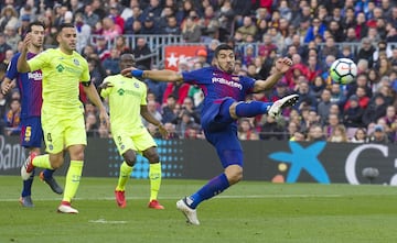 Luis Suárez marca el gol anulado por fuera de juego. 


