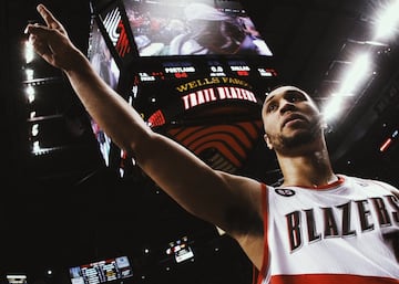 Otro hombre marcado por la desgracia de las lesiones. En su segundo año como profesional anotó 52 puntos a los Suns. Era un escolta completo en los dos lados de la pista, con capacidad para el rebote y el pase. Un jugador llamado a ser la cara del proyecto de los Blazers. Con problemas constantes en las rodillas, en las que apenas tenía menisco, tuvo que anunciar su retirada en 2011. Intentó volver con los Wolves en 2012, equipo que le seleccionó en 2006 antes de traspasarle a Oregón. Con Rick Adelman en el banquillo solo pudo disputar cinco partidos antes de recaer en sus eternos problemas. Se retiró, ya de forma definitiva, ese mismo año. Un jugador diferencial, uno de los mejores en su mejor etapa y, a su vez, un hombre que sufrió como nadie la peor cara del deporte.