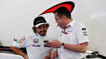 Alonso junto a Eric Boullier, responsable de McLaren.