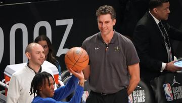 Salt Lake City (United States), 18/02/2023.- Pau Gasol, head coach of Team Pau, watches warm-ups before the Jordan Rising Stars mini-tournament during NBA All-Star 2023 at Vivint Arena, in Salt Lake City, Utah, USA, 17 February 2023. (Baloncesto, Jordania, Estados Unidos) EFE/EPA/GEORGE FREY SHUTTERSTOCK OUT
