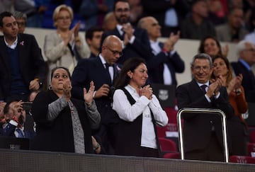 La sobrina y la hija de Montserrat Cabelle en el palco del Camp Nou.