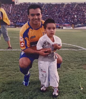 Joaquín Monje en su niñez junto a su padre en el Nacional.