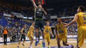 Unicaja gana al Prokom y certifica su pase al Top-16