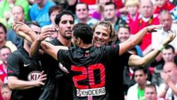 <b>ALEGRÍA. </b>Forlán acaba de marcar ante el Liverpool.