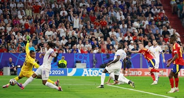 Tras una gran acción de Dani Olmo en el área, finalizó con un disparo cruzado que desvía Koundé dentro de su propia portería. Dos goles en cuantro minutos ponen a La Roja por delante en el marcador.