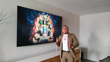 Hijo del Vikingo posa para la cámara de AS México.