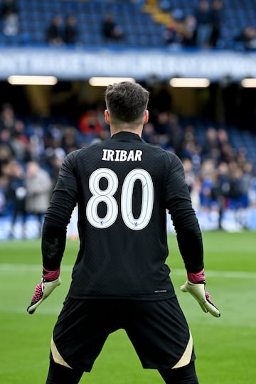 El portero del Chelsea Kepa Arrizabalaga ha querido homenajear al 'Txopo' Iribar. El portero vasco salió en el calentamiento del partido del Chelsea frente al Leeds con una camiseta negra con el nombre de Iribar y con el número 80.