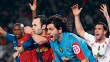 <b>FUERA DE JUEGO. </b>Mientras Iniesta y Etoo festejan el 2-1, Lux y Ramis protestan airadamente el fuera de juego de Gudjohnsen.