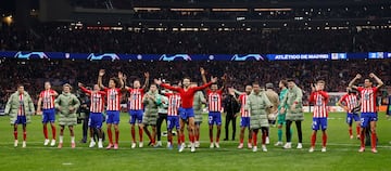 Los jugadores rojiblancos celebran la victoria y el billete a la siguiente ronda de la Champions League.