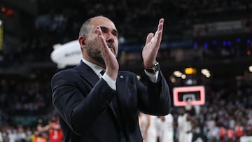 Real Madrid's coach Chus Mateo applauds after the Euroleague basketball quarter-final match 4 between Real Madrid Baloncesto and Olympiacos Piraeus at the Movistar Arena in Madrid on May 1, 2025. (Photo by Thomas COEX / AFP)