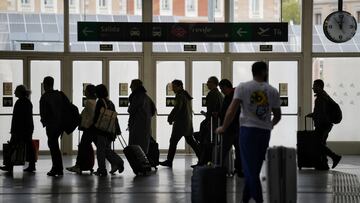 Decenas de personas con maletas, en la estación Puerta de Atocha-Almudena Grandes, a 11 de abril de 2025, en Madrid (España). Un total de 12.365 trenes de alta velocidad, media y larga distancia de las tres empresas que operan en la red ferroviaria española (Renfe, Ouigo e Iryo) circularán durante esta Semana Santa desde hoy viernes 11 hasta el lunes 21 de abril. Por estaciones, sólo de las dos de Madrid saldrán y llegarán 4.440 trenes durante toda la Semana Santa.
11 ABRIL 2025;ATOCHA;OPERACIÓN SALIDA;SEMANA SANTA;TRENES;TREN;PASAJEROS;VIAJEROS;MALETAS
Fernando Sánchez / Europa Press
11/04/2025