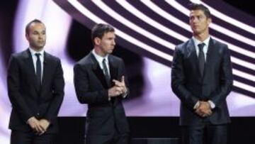 Cristiano Ronaldo, Andr&eacute;s Iniesta y Leo Messi en la elecci&oacute;n edl mejor jugador UEFA 2012 que gan&oacute; el manchego.