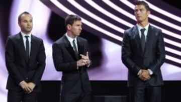 Cristiano Ronaldo, Andr&eacute;s Iniesta y Leo Messi en la elecci&oacute;n edl mejor jugador UEFA 2012 que gan&oacute; el manchego.