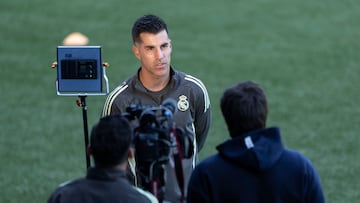 Álvaro López, antes del entrenamiento del Real Madrid en Lausana por la Youth League.