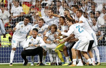 Cristiano tiene dos Supercopas de España. En la foto, posa con la copa ganada en 2017 al Barcelona.