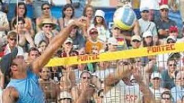 <b>EN LA RED. </b>La pareja Aro-Ortiz triunfó en la arena de playa.