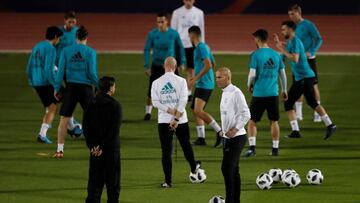 Los jugadores del Madrid durante el entrenamiento.