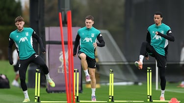 Liverpool (United Kingdom), 03/11/2025.- (L-R) Conor Bradley, Florian Wirtz and Hugo Ekitike of Liverpool attend a training session in Liverpool, Britain, 03 November 2025. Liverpool will face Real Madrid in their UEFA Champions League match on 04 November. (Liga de Campeones, Reino Unido) EFE/EPA/ADAM VAUGHAN