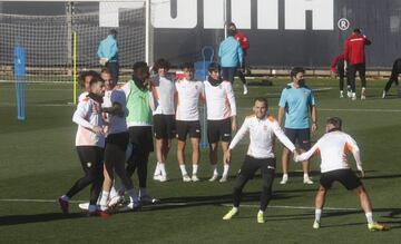 Los jugadores del Valencia, durante el último entrenamiento en Paterna.