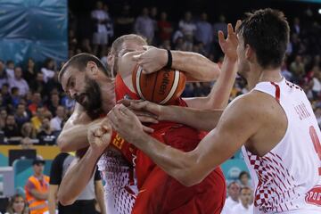 El jugador de la selección española, Marc Gasol, pelea un balón ante la oposición del jugador de la selección de Croacia Dario Saric. 