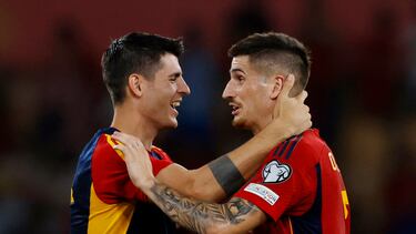 Soccer Football - Euro 2024 Qualifier - Group A - Spain v Scotland - Estadio de La Cartuja, Seville, Spain - October 12, 2023 Spain's Alvaro Morata and Oihan Sancet celebrate after the match REUTERS/Marcelo Del Pozo
