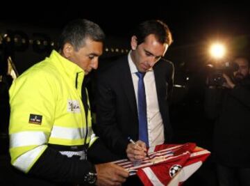 Godin rodeado de empleados del aeropuerto Adolfo Suárez de Madrid.