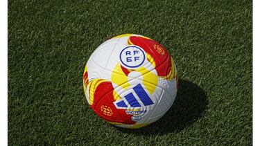 Sin costuras y un homenaje a la Selecci¨®n: as¨ª es el ¡®Victoria¡¯, el bal¨®n que se estrenar¨¢ en la final de la Copa del Rey