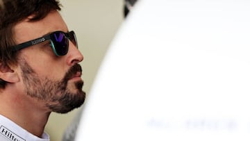 Fernando Alonso en el box de McLaren en Hungr&iacute;a.