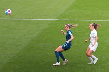 Ella Toone marca el 1-0 para Inglaterra. 
