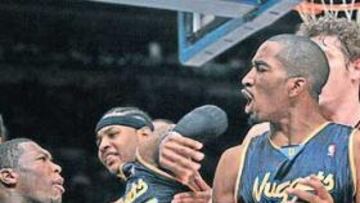 <b>EL MADISON SQUARE GARDEN, UN RING. </b>El 'knick' Nate Robinson (1.75) arremete contra Anthony y J. R. Smith, al que sujeta otro 'knick', David Lee, en la riña del Madison.